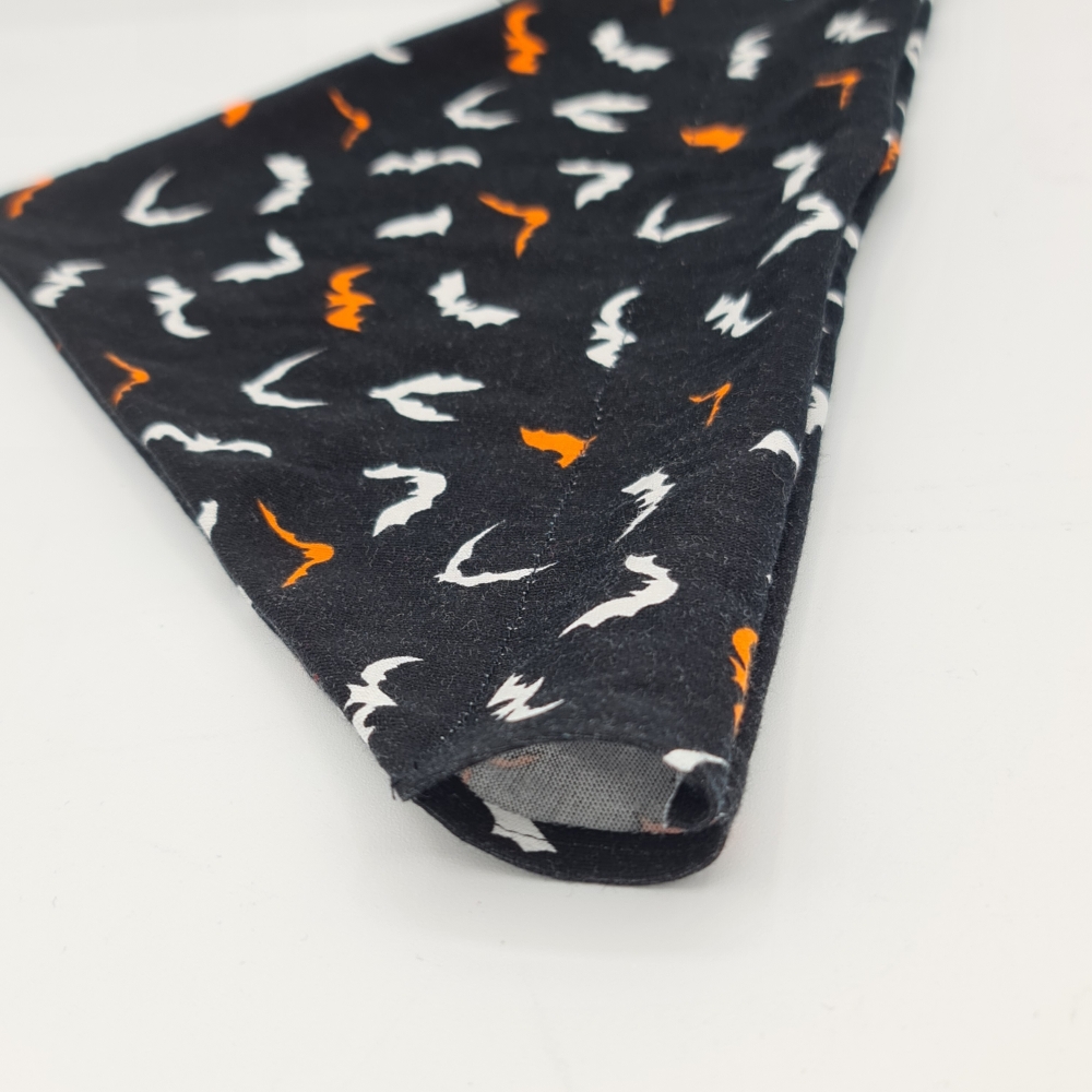 Halloween Halstuch für den Hund in schwarz mit orange / weißen Fledermäusen